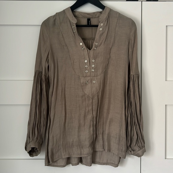 Beautiful sand color blouse - Picture 1 of 4